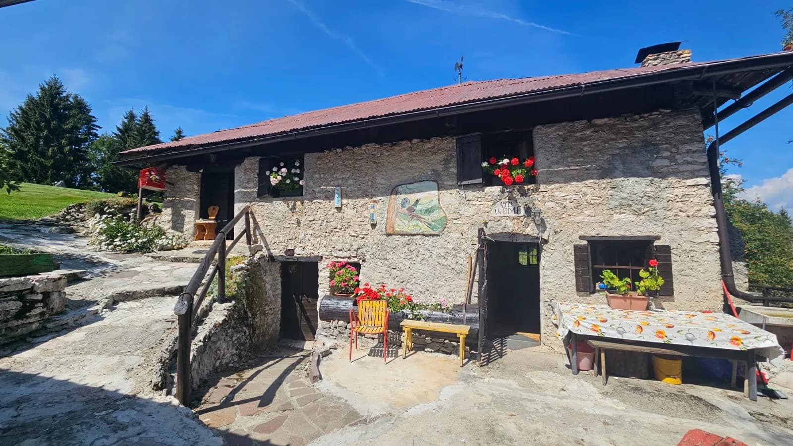 La casa di pietra, nel verde del maso